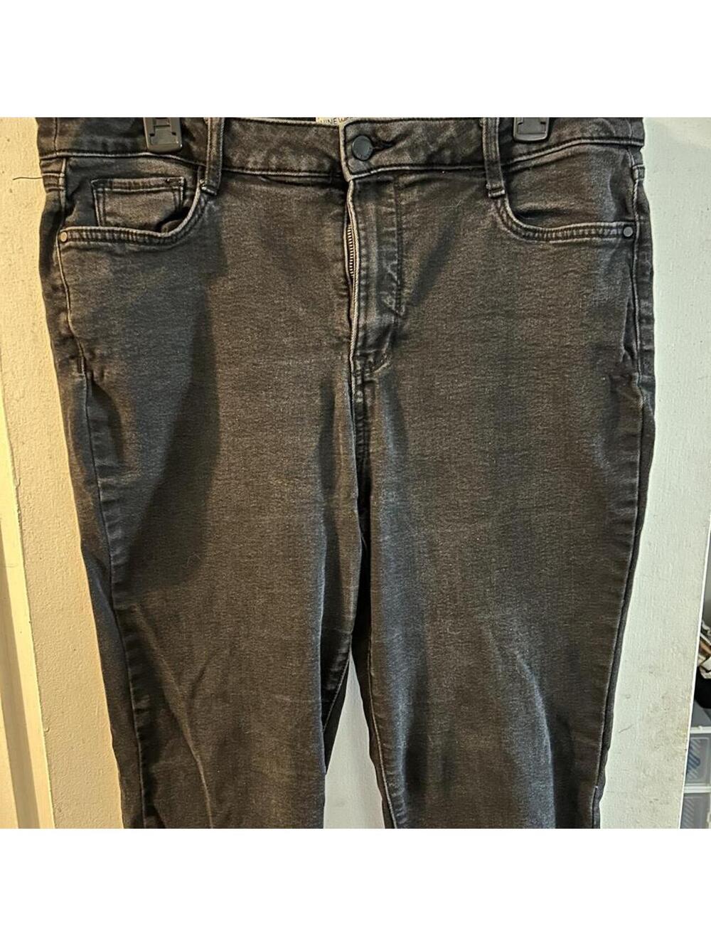 Nine West Bootcut black denim mid rise jeans with a relaxed fit size 18